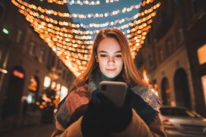 Dame som ser på telefonen sin